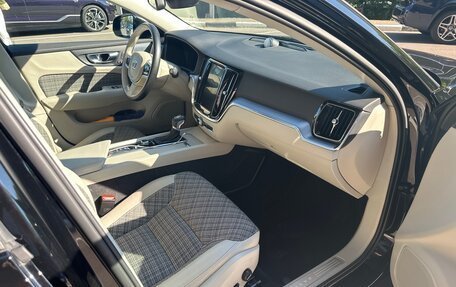 Volvo V60 Cross Country II, 2019 год, 3 800 000 рублей, 9 фотография