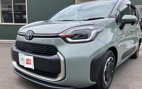 Toyota Sienta, 2022 год, 1 050 100 рублей, 2 фотография
