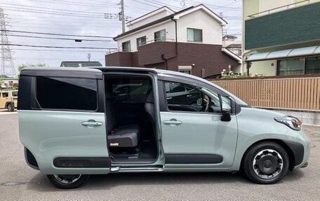 Toyota Sienta, 2022 год, 1 050 100 рублей, 10 фотография