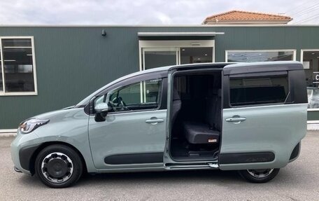Toyota Sienta, 2022 год, 1 050 100 рублей, 12 фотография