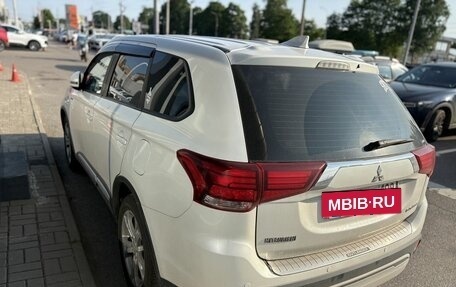 Mitsubishi Outlander III рестайлинг 3, 2018 год, 2 059 000 рублей, 4 фотография