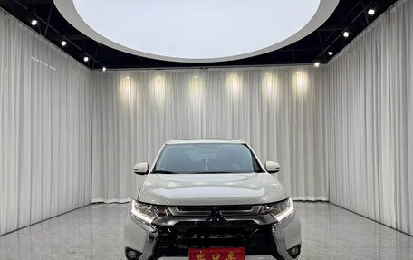 Mitsubishi Outlander III рестайлинг 3, 2022 год, 1 650 000 рублей, 2 фотография