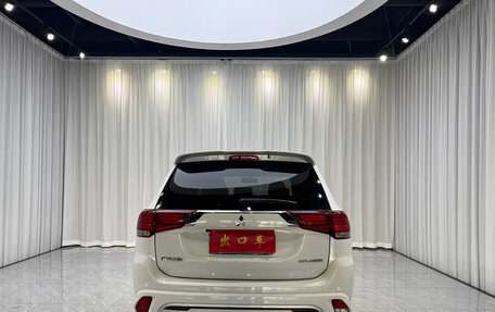 Mitsubishi Outlander III рестайлинг 3, 2022 год, 1 650 000 рублей, 5 фотография