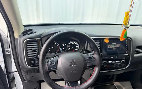 Mitsubishi Outlander III рестайлинг 3, 2022 год, 1 650 000 рублей, 8 фотография