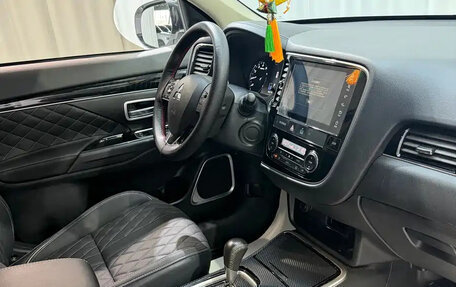 Mitsubishi Outlander III рестайлинг 3, 2022 год, 1 650 000 рублей, 9 фотография