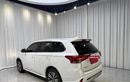 Mitsubishi Outlander III рестайлинг 3, 2022 год, 1 650 000 рублей, 4 фотография