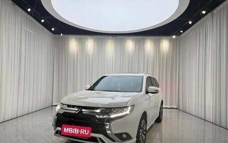 Mitsubishi Outlander III рестайлинг 3, 2022 год, 1 650 000 рублей, 3 фотография