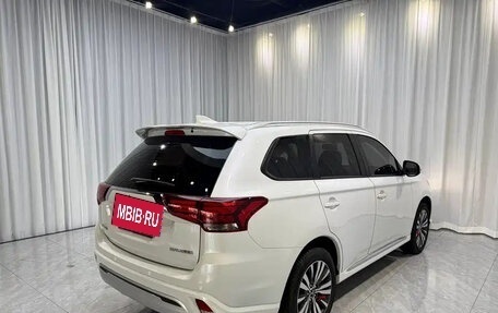 Mitsubishi Outlander III рестайлинг 3, 2022 год, 1 650 000 рублей, 6 фотография
