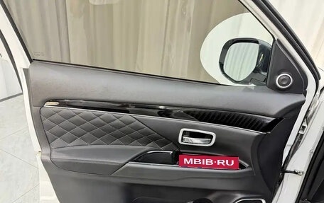 Mitsubishi Outlander III рестайлинг 3, 2022 год, 1 650 000 рублей, 11 фотография