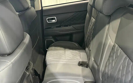 Mitsubishi Outlander III рестайлинг 3, 2022 год, 1 650 000 рублей, 15 фотография