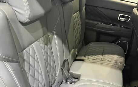 Mitsubishi Outlander III рестайлинг 3, 2022 год, 1 650 000 рублей, 14 фотография
