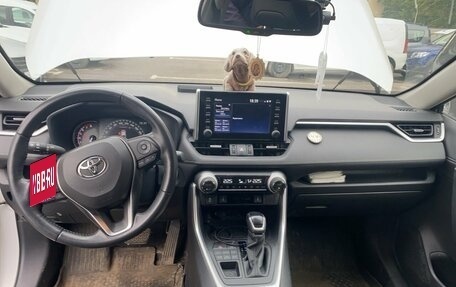 Toyota RAV4, 2021 год, 3 300 000 рублей, 9 фотография