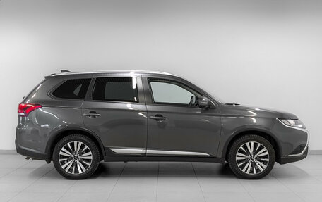 Mitsubishi Outlander III рестайлинг 3, 2020 год, 2 085 000 рублей, 4 фотография