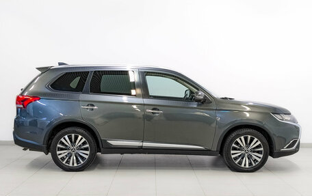 Mitsubishi Outlander III рестайлинг 3, 2019 год, 2 150 000 рублей, 4 фотография
