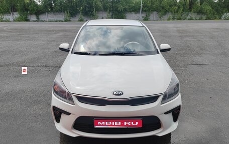 KIA Rio IV, 2018 год, 990 000 рублей, 1 фотография
