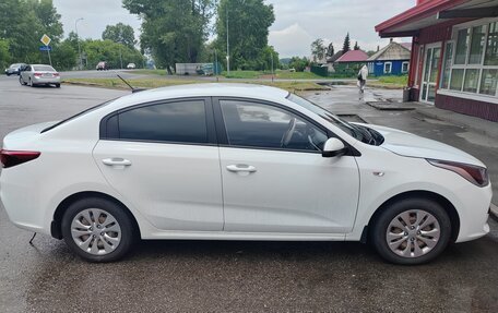 KIA Rio IV, 2018 год, 990 000 рублей, 2 фотография