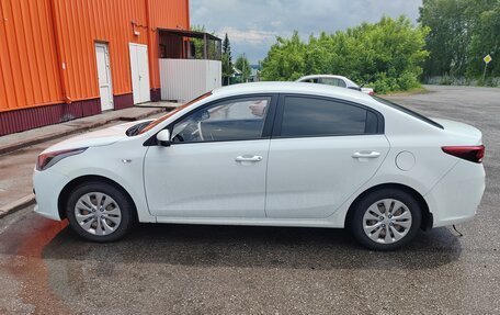 KIA Rio IV, 2018 год, 990 000 рублей, 4 фотография