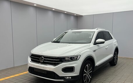 Volkswagen T-Roc I, 2022 год, 1 596 000 рублей, 1 фотография