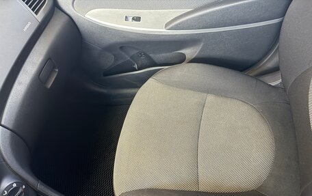 Hyundai Solaris II рестайлинг, 2011 год, 870 000 рублей, 15 фотография
