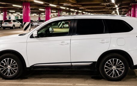Mitsubishi Outlander III рестайлинг 3, 2016 год, 2 090 000 рублей, 2 фотография