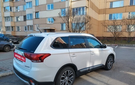 Mitsubishi Outlander III рестайлинг 3, 2016 год, 1 900 000 рублей, 3 фотография