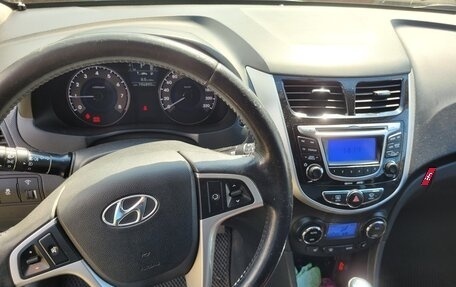 Hyundai Solaris II рестайлинг, 2011 год, 800 000 рублей, 9 фотография