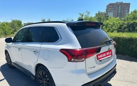 Mitsubishi Outlander III рестайлинг 3, 2022 год, 3 270 000 рублей, 3 фотография