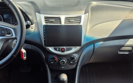 Hyundai Solaris II рестайлинг, 2012 год, 800 000 рублей, 12 фотография