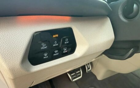 Volkswagen Multivan T6 рестайлинг, 2021 год, 3 500 000 рублей, 13 фотография