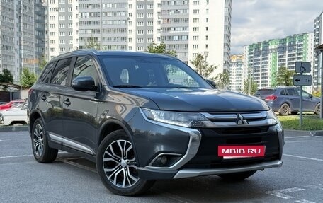Mitsubishi Outlander III рестайлинг 3, 2016 год, 1 890 000 рублей, 14 фотография