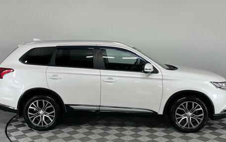Mitsubishi Outlander III рестайлинг 3, 2017 год, 1 990 000 рублей, 6 фотография