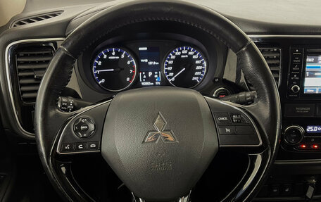 Mitsubishi Outlander III рестайлинг 3, 2017 год, 1 990 000 рублей, 12 фотография