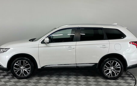 Mitsubishi Outlander III рестайлинг 3, 2017 год, 1 990 000 рублей, 10 фотография