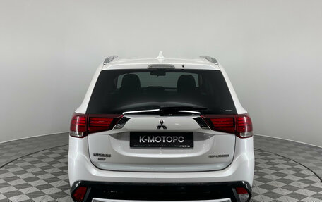 Mitsubishi Outlander III рестайлинг 3, 2017 год, 1 990 000 рублей, 8 фотография