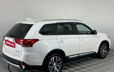 Mitsubishi Outlander III рестайлинг 3, 2017 год, 1 990 000 рублей, 7 фотография