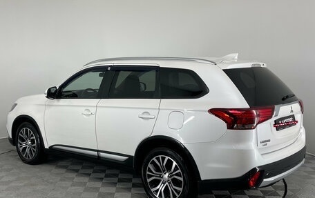 Mitsubishi Outlander III рестайлинг 3, 2017 год, 1 990 000 рублей, 9 фотография