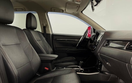 Mitsubishi Outlander III рестайлинг 3, 2017 год, 1 990 000 рублей, 18 фотография