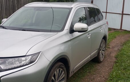 Mitsubishi Outlander III рестайлинг 3, 2021 год, 3 000 000 рублей, 2 фотография