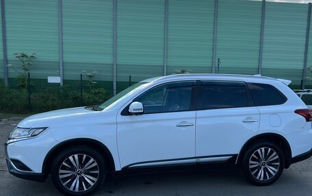 Mitsubishi Outlander III рестайлинг 3, 2019 год, 1 650 000 рублей, 2 фотография