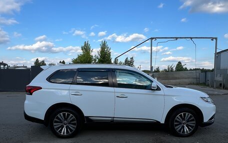 Mitsubishi Outlander III рестайлинг 3, 2019 год, 1 650 000 рублей, 4 фотография