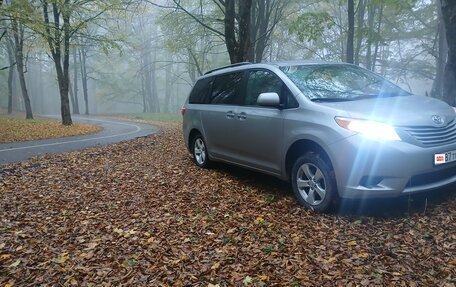 Toyota Sienna III, 2016 год, 2 300 000 рублей, 3 фотография
