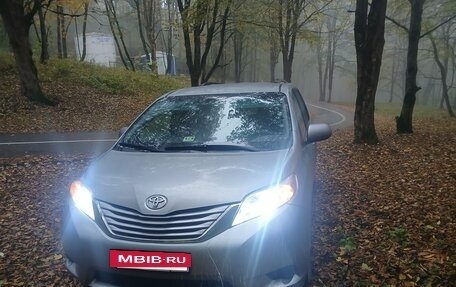 Toyota Sienna III, 2016 год, 2 300 000 рублей, 4 фотография