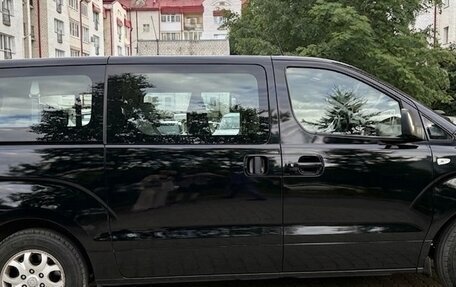 Hyundai H-1 II рестайлинг, 2011 год, 1 050 000 рублей, 2 фотография