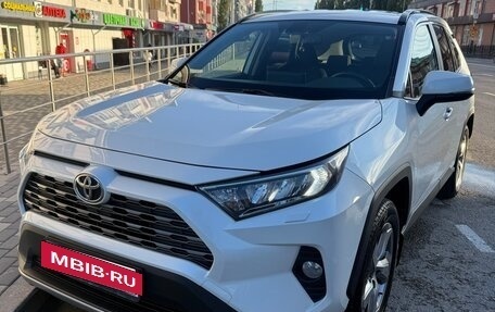 Toyota RAV4, 2021 год, 3 450 000 рублей, 8 фотография