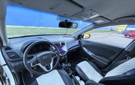 Hyundai Solaris II рестайлинг, 2013 год, 800 000 рублей, 26 фотография