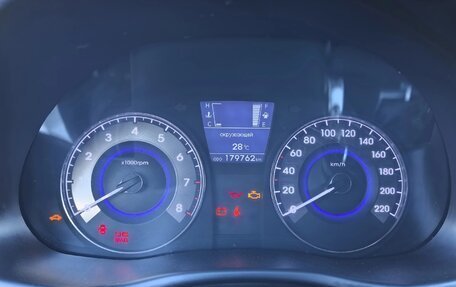 Hyundai Solaris II рестайлинг, 2013 год, 800 000 рублей, 24 фотография