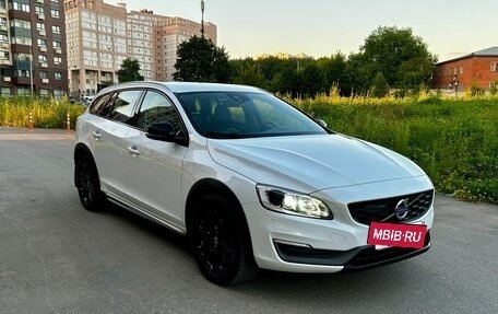 Volvo V60 Cross Country II, 2016 год, 2 390 000 рублей, 3 фотография
