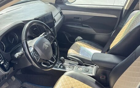 Mitsubishi Outlander III рестайлинг 3, 2017 год, 1 900 000 рублей, 3 фотография