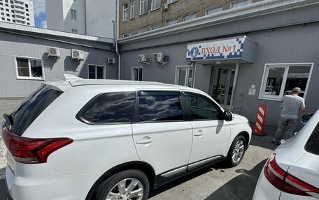 Mitsubishi Outlander III рестайлинг 3, 2017 год, 1 900 000 рублей, 10 фотография