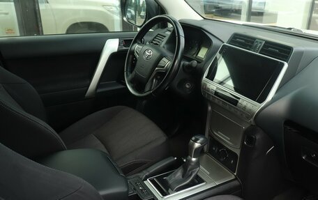 Toyota Land Cruiser Prado 150 рестайлинг 2, 2021 год, 5 460 000 рублей, 6 фотография